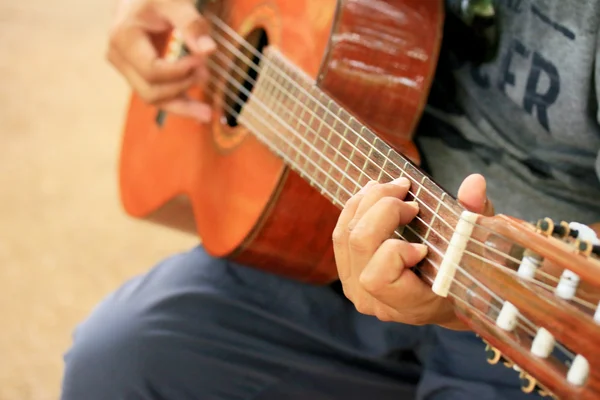 Uomo che suona la chitarra — Foto Stock