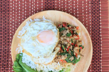 Tayland baharatlı yemekleri fesleğen domuz