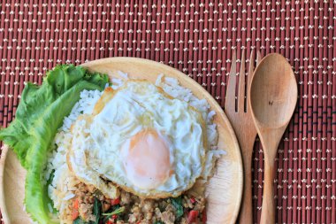 Tayland baharatlı yemekleri fesleğen domuz