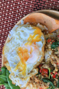 Tayland baharatlı yemekleri fesleğen domuz