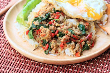 Tayland baharatlı yemekleri fesleğen domuz