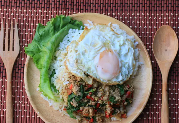 Thais gekruid voedsel basilicum varkensvlees — Stockfoto