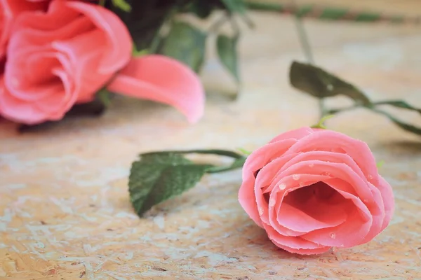 Schöne alte Rosen mit künstlichen Blumen — Stockfoto