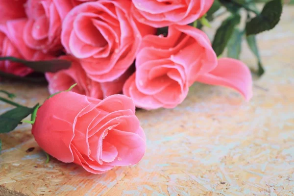 Schöne alte Rosen mit künstlichen Blumen — Stockfoto