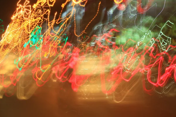 Luz de fundo carro na cidade à noite — Fotografia de Stock