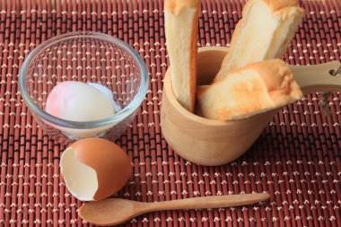 Dilimlenmiş ekmek ve yumuşak haşlanmış yumurta