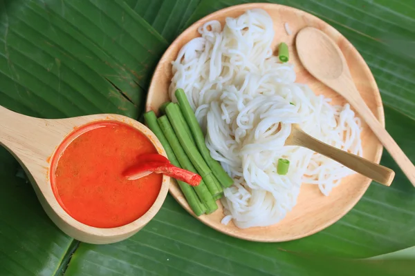 Рисовая лапша и суп из карри — стоковое фото