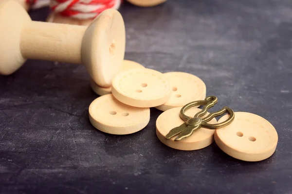 ビンテージ木製ボビン糸とボタン. — ストック写真