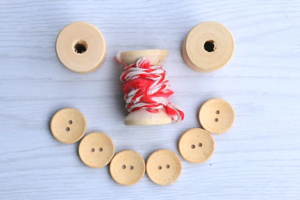 ビンテージ木製ボビン糸とボタン. — ストック写真