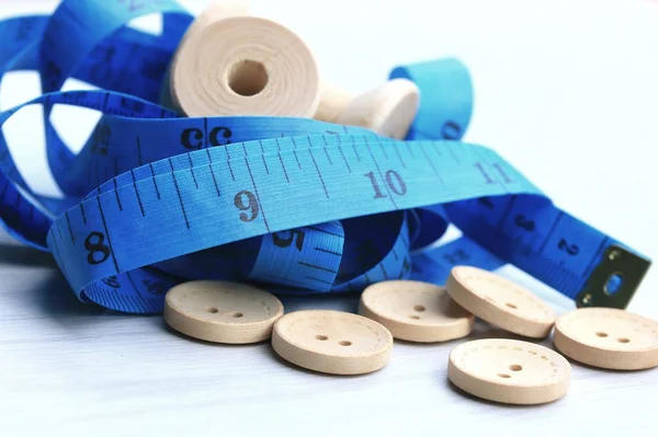 衡量磁带和筒管和木材的按钮. — 图库照片