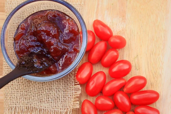 Свежие помидоры и батат — стоковое фото