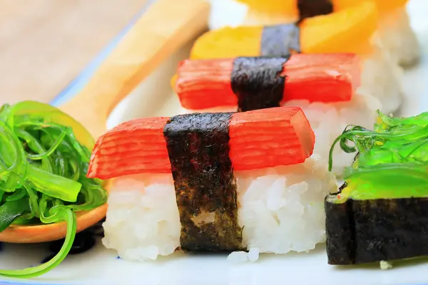 Sushi - japanisches Essen — Stockfoto