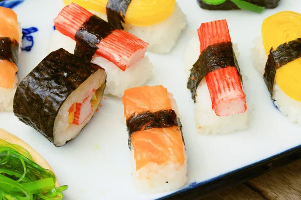 Sushi - japanisches Essen — Stockfoto