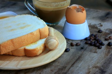 Sıcak kahve ve tost ekmeği kahvaltı ile dilim