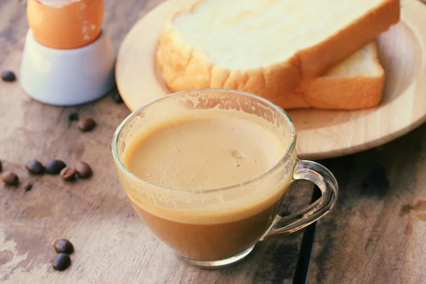 Warme koffie met bean en gekookte eieren. — Stockfoto