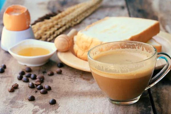 Warme koffie en segment toast brood met ontbijt — Stockfoto