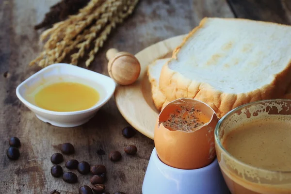 Café chaud et pain grillé avec petit déjeuner — Photo