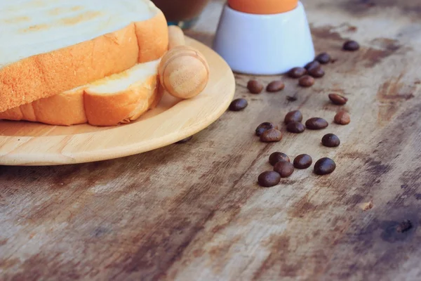 Warme koffie en segment toast brood met ontbijt — Stockfoto