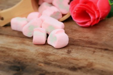 pembe şekerleme ve kırmızı gül