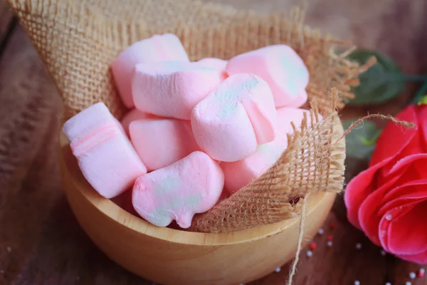 Merah muda marshmallow dan mawar merah — Stok Foto