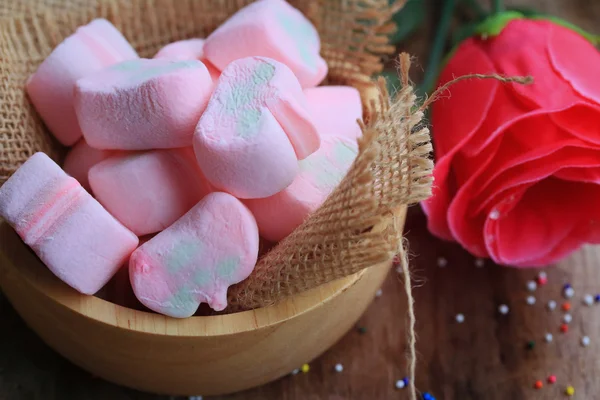 Rosa Marshmallows und rote Rose — Stockfoto