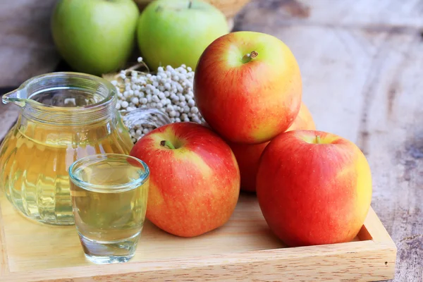 Fresh apples and juice. — Stock Photo, Image