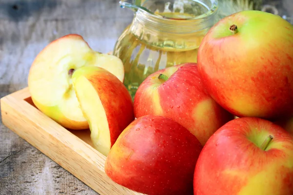 Taze elma ve meyve suyu. — Stok fotoğraf