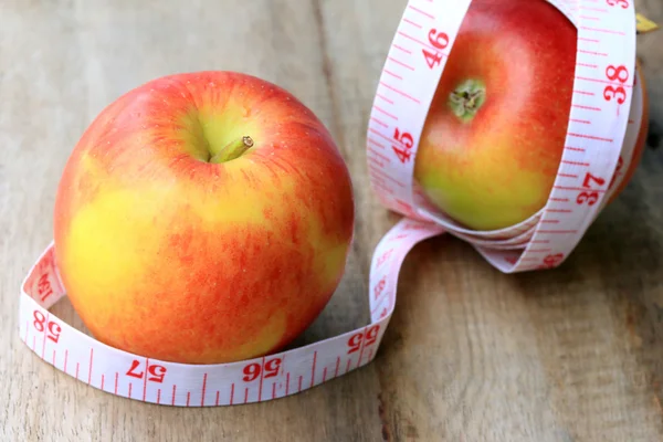 Ölçü birimi teyp ve elma — Stok fotoğraf