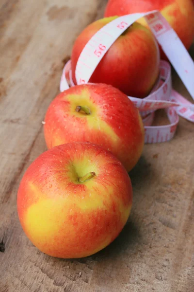 Cinta métrica y manzana —  Fotos de Stock