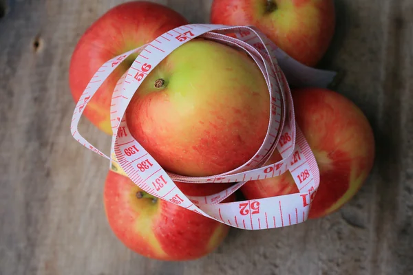 Cinta métrica y manzana — Foto de Stock