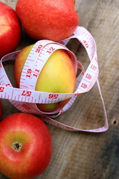 Opatření pásky a apple — Stock fotografie