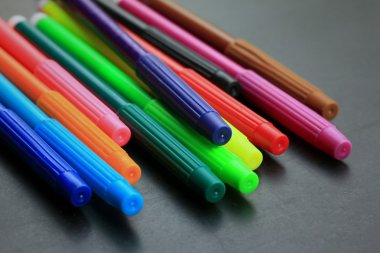 renkli işaretleyicileri kalemler
