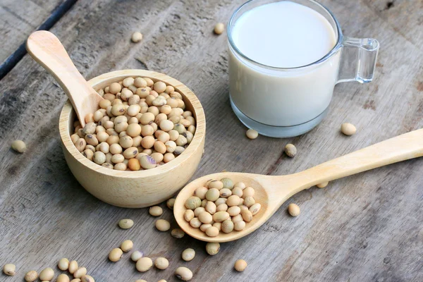 Soybeans and soy milk — Stock Photo, Image