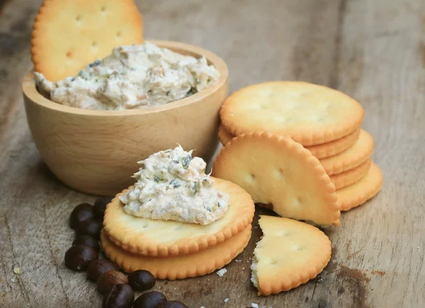 Crackers with tuna salad — Stock Photo, Image