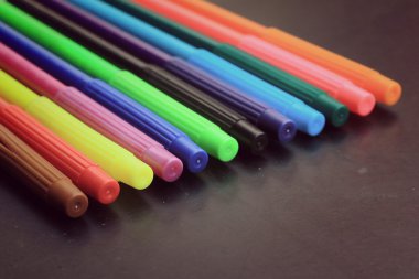 renkli işaretleyicileri kalemler