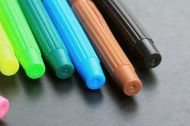 renkli işaretleyicileri kalemler