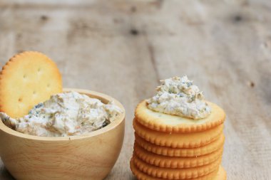 Ton balıklı salata ile kraker