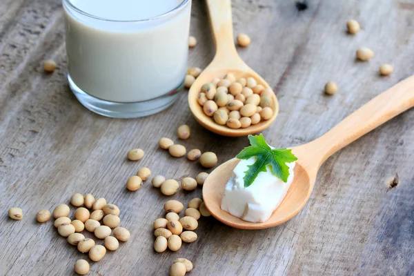 Soybeans and soy milk — Stock Photo, Image