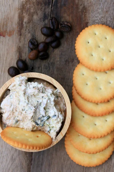 Crackers with tuna salad — Stock Photo, Image