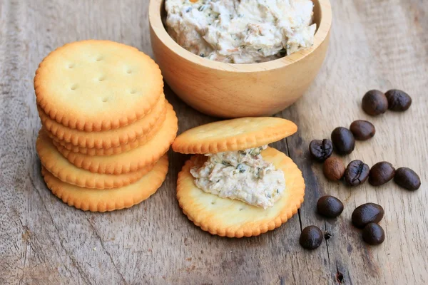 Crackers with tuna salad — Stock Photo, Image