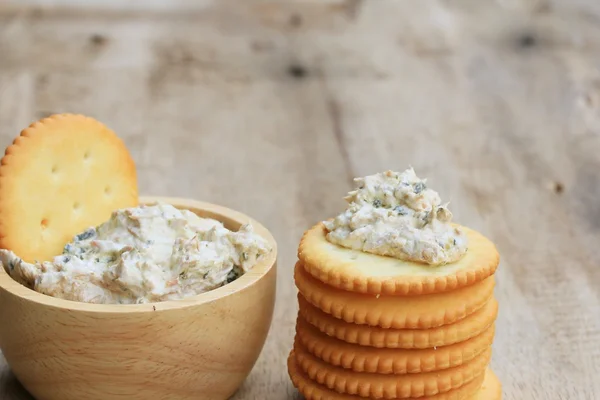 Crackers con insalata di tonno — Foto Stock