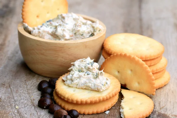 Crackers with tuna salad — Stock Photo, Image