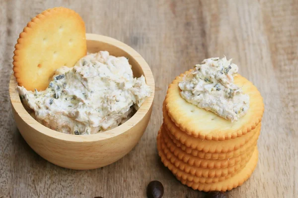 Crackers with tuna salad — Stock Photo, Image