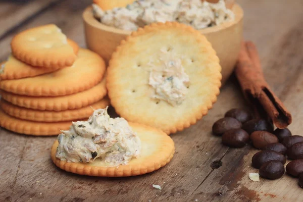 Crackers with tuna salad — Stock Photo, Image