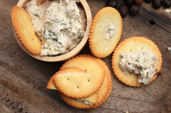 Cracker mit Thunfischsalat — Stockfoto