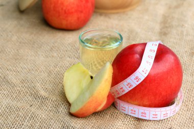 elma suyu ve ölçüm bandı