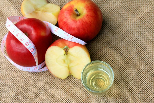 Apfelsaft und Maßband — Stockfoto