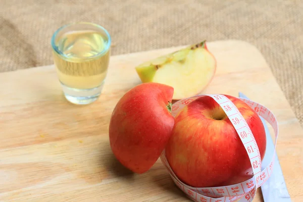 Apple juice and measuring tape — Stock Photo, Image