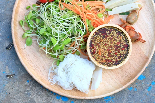 Salada picante jovens girassóis verdes plântulas - comida asiática — Fotografia de Stock