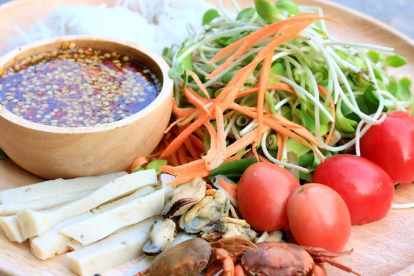 Salada picante jovens girassóis verdes plântulas - comida asiática — Fotografia de Stock